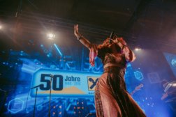 50-Jahre-Raiffeisen-Inforamtik-Feier-DoN-Catering-Wien-Show-Ness-Rubey-EVENTWERKSTATT