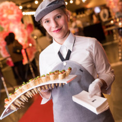 DoN-Catering-Servicekraft-mit-Fingerfood-